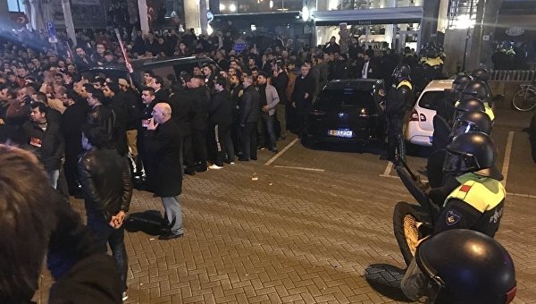 Полиция разогнала демонстрантов у турецкого консульства в Роттердаме