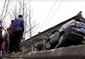 Удачно припарковался. В Китае мужчина выехал на своем авто на крышу дома. Видео