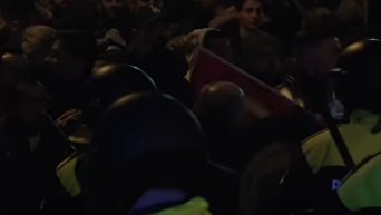 Дубинки и водометы. Разгон демонстрации турков в Роттердаме. Видео
