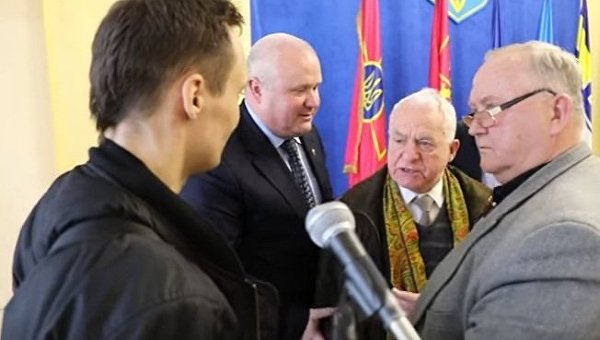 Ветеран АТО Дмитрий Резниченко разбил лицо главе совета генералу Виктору Палию