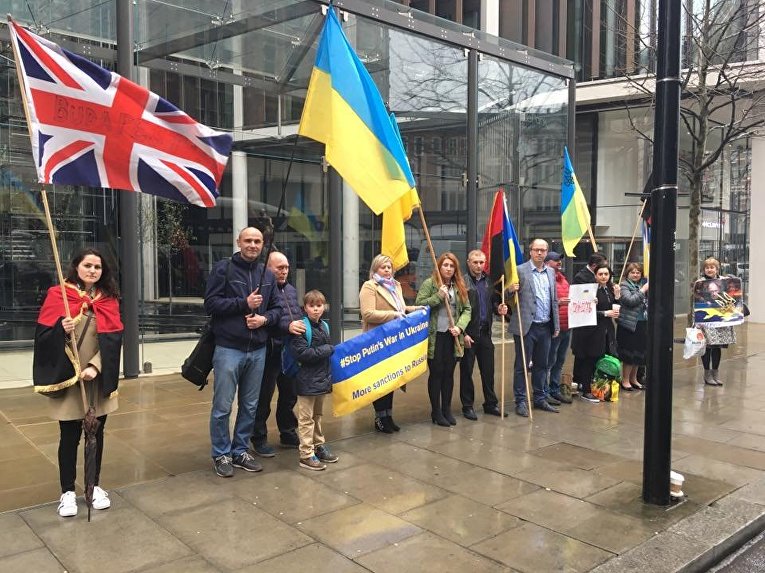Митинг под домом Ахметова в Лондоне