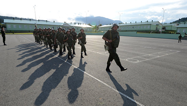 Репортаж о жизни в Южной Осетии. Военнослужащие 4-й военной базы во время упражнений по строевой подготовке. Архивное фото