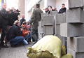Сбербанк за бетонной стеной: протест Азова в Киеве. Видео