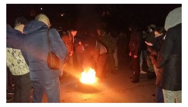 Активисты зажгли шины под Ровенской ОГА