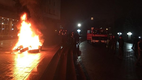 Активисты зажгли шины под Ивано-Франковской ОГА