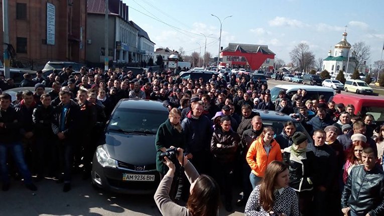 Митинг с требованиями  легализации добычи янтаря в Олевске