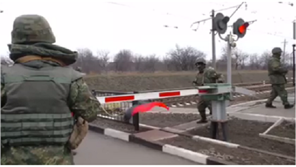 Правоохранители на ж/д переезде в населенном пункте Щербиновка Донецкой области