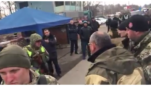 На выезде из Харькова произошла потасовка между добровольцами и полицией