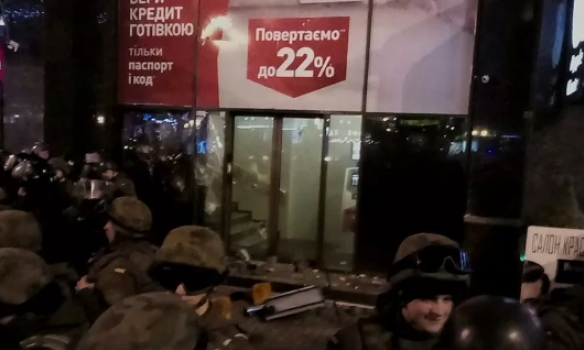 На Крещатике противники разгона блокады Донбасса разгромили Альфа-банк
