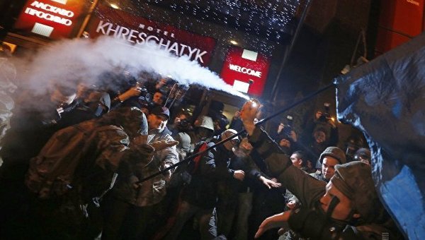 Столкновения активистов и полиции во время митинга на Майдане в Киеве