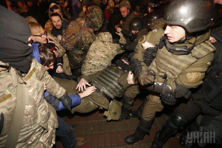 Столкновения активистов и полиции во время митинга на Майдане в Киеве