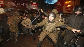 Столкновения во время вече в поддержку блокады в Донбассе на Майдане в Киеве
