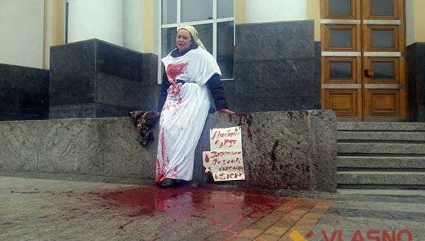 Одиночный протест на крови под Винницким облсоветом