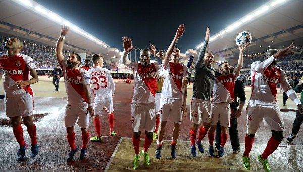 Футболисты Монако после матча 1/8 финала Лиги чемпионов против Манчестер Сити