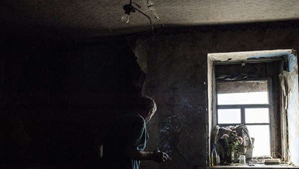 Житель пострадавшего во время обстрела поселка Старомихайловка. Архивное фото