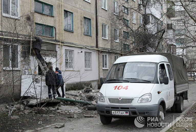Сотрудники газовой службы ликвидируют последствия обстрела многоквартирного жилого дома в городе Ясиноватая Донецкой области
