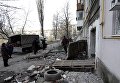 Сотрудники газовой службы ликвидируют последствия обстрела многоквартирного жилого дома в городе Ясиноватая Донецкой области