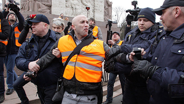 В Риге во время шествия легионеров СС задержан журналист Филлипс