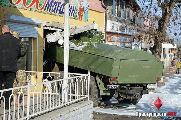 В Николаеве военный бензовоз въехал в магазин