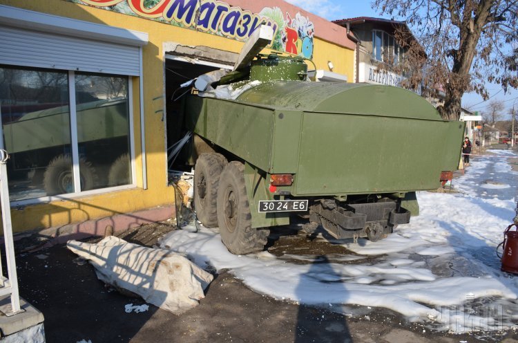 Военный бензовоз врезался в зоомагазин в Николаеве