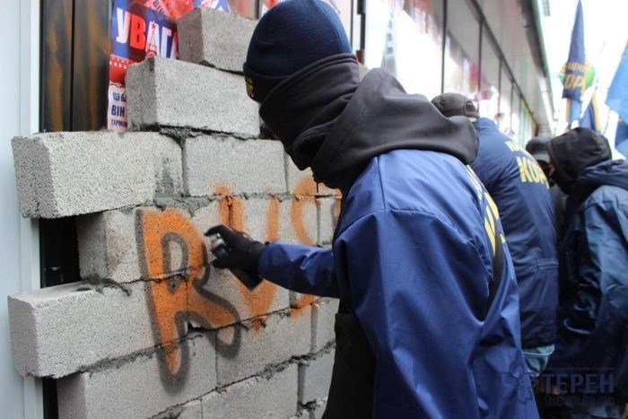 В Тернополе отделение Сбербанка заложили бетонными блоками