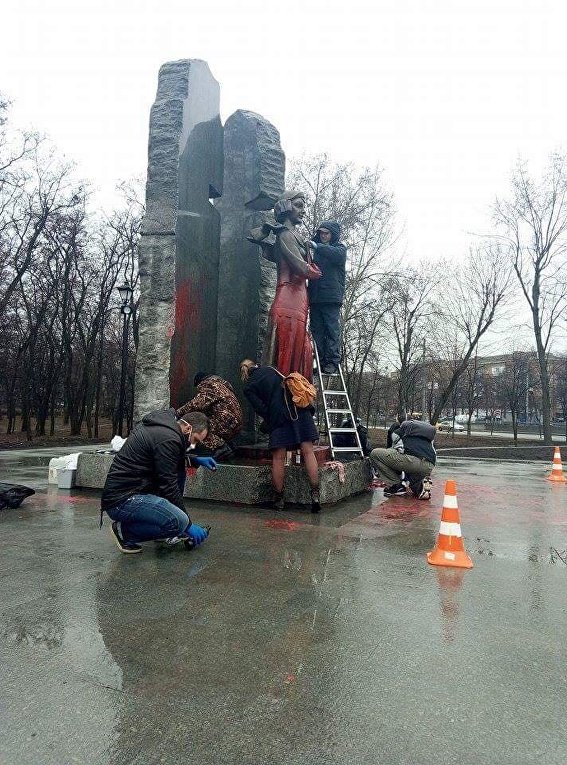 Киевляне отмыли от краски памятник Телиге в Бабьем Яру
