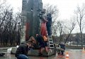 Киевляне отмыли от краски памятник Телиге в Бабьем Яру