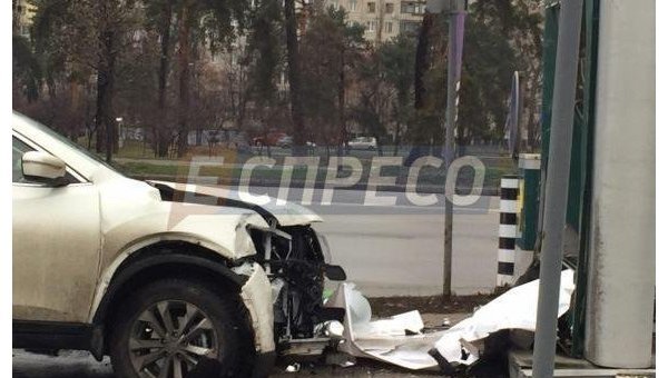 В Киеве автомобиль въехал в АЗС