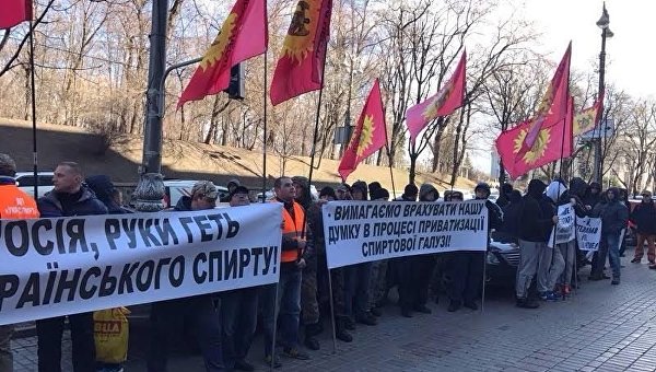 Работники Укрспирта требуют остановить прихватизацию предприятия