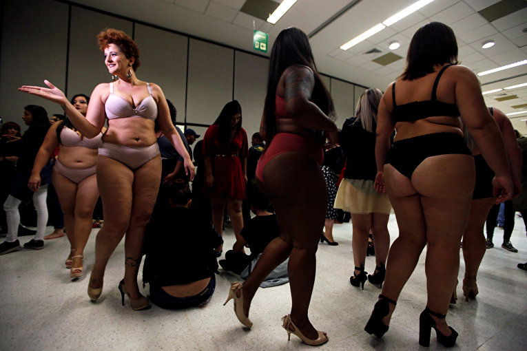 Модели Plus Size в нижнем белье вышли на подиум Fashion Weekend в Бразилии