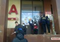 В Николаеве свободовцы и азовцы разрисовали отделения российских банков