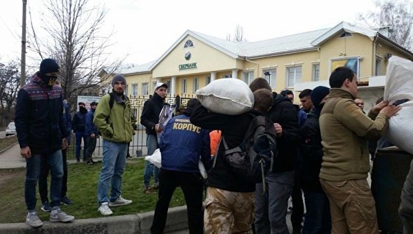Национальный корпус заблокировал офис Сбербанка в Запорожье