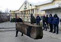 Национальный корпус заблокировал офис Сбербанка в Запорожье