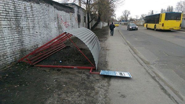 В Киеве упала железная беседка на остановке общественного транспорта
