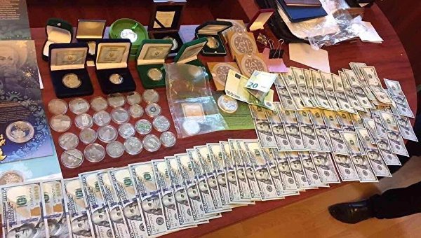В Сумской области у полковника полиции нашли золотые слитки и флаг РФ