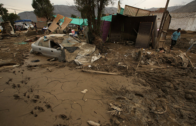 Число жертв сильнейших наводнений в Перу не перестает расти и достигло 72 человек, десятки тысяч пострадали. 70 тысяч жителей страны лишились крова.