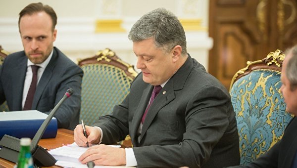 Петр Порошенко подписывает законопроект