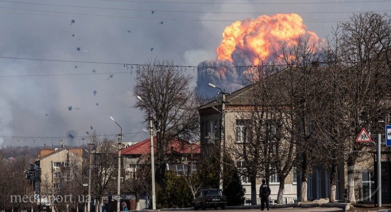Пожар и взрывы на складе боеприпасов в городе Балаклея Харьковской области