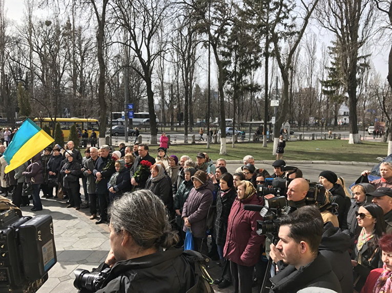 Отпевание Дениса Вороненкова. Люди возле Владимирского собора в Киеве