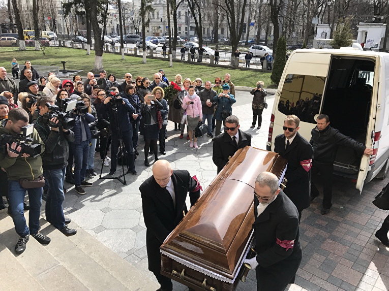 Гроб с телом Дениса Вороненкова доставили во Владимирский собор в Киеве