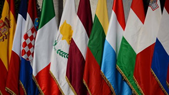 Флаги перед началом саммита 27 стран-участниц Евросоюза в Риме