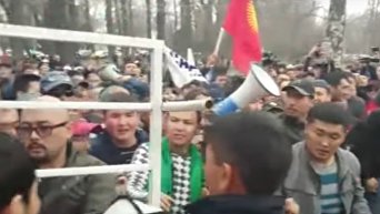 Стычка между митингующими и милиционерами в Бишкеке