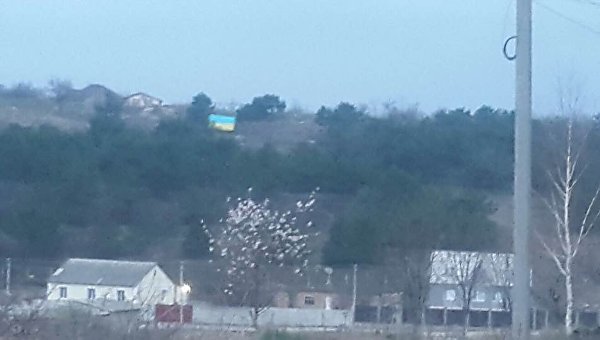 В Крыму татары подняли над мечетью украинский флаг