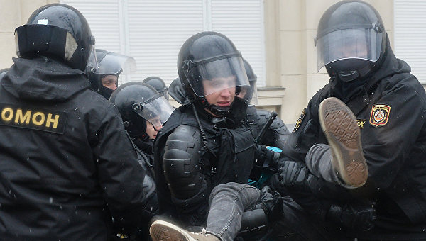 Сотрудники ОМОНа задерживают мужчину во время несанкционированной акции оппозиции в Минске