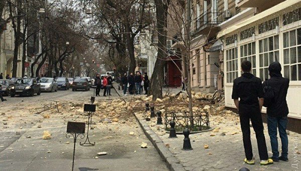 На месте обрушения в Одессе 26 марта 2017 года