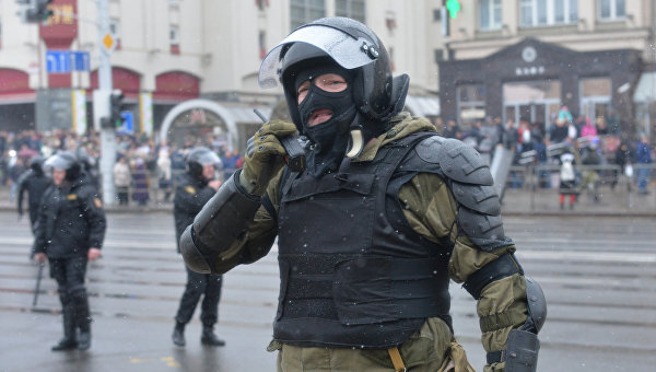 Сотрудник правоохранительных органов на улиц Минска во время несанкционированной акции оппозиции. Архивное фото