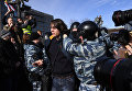 Сотрудники полиции и участники несанкционированной акции на Пушкинской площади в Москве