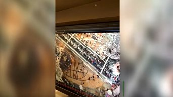 Эскалатор полетел вниз на большой скорости в торговом центре в Гонконге