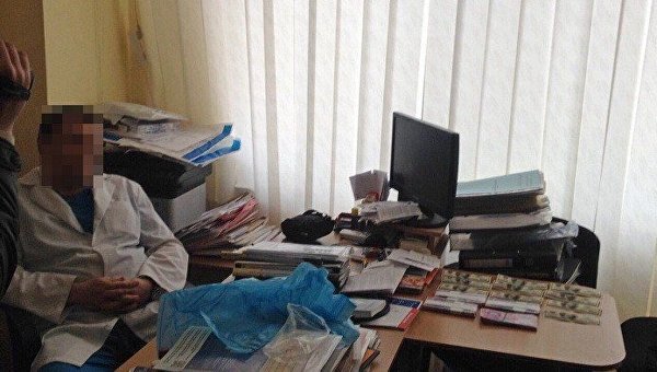 В Харькове хирург требовал от пациента огромную взятку