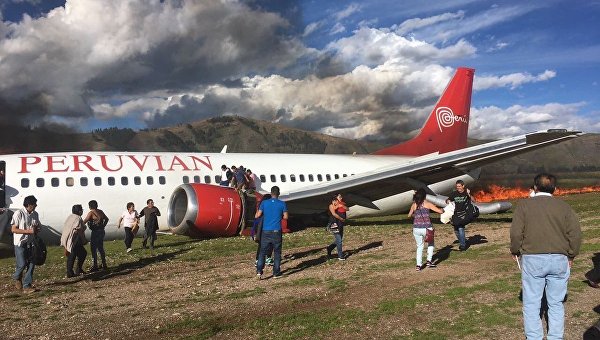В Перу при посадке загорелся пассажирский самолет. Видео